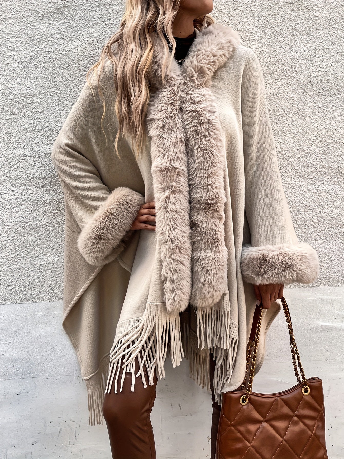 Cape mit Kunstfellbesatz und Fransen – Offene Thermo-Strickjacke (Damenmode)