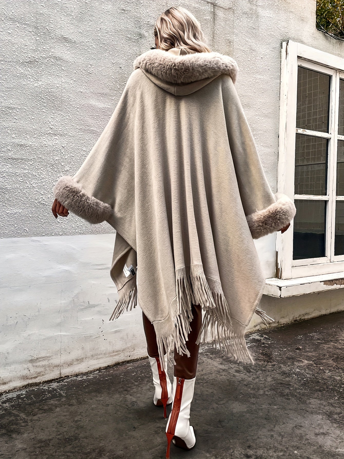 Cape mit Kunstfellbesatz und Fransen – Offene Thermo-Strickjacke (Damenmode)