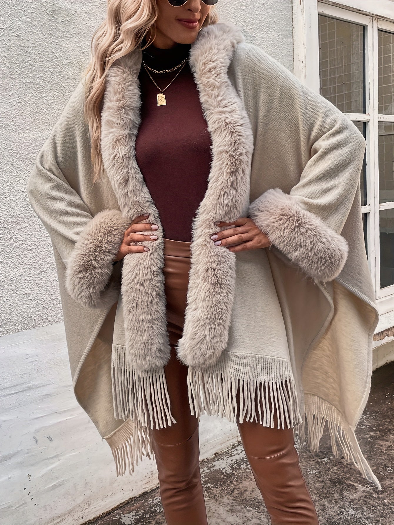 Cape mit Kunstfellbesatz und Fransen – Offene Thermo-Strickjacke (Damenmode)