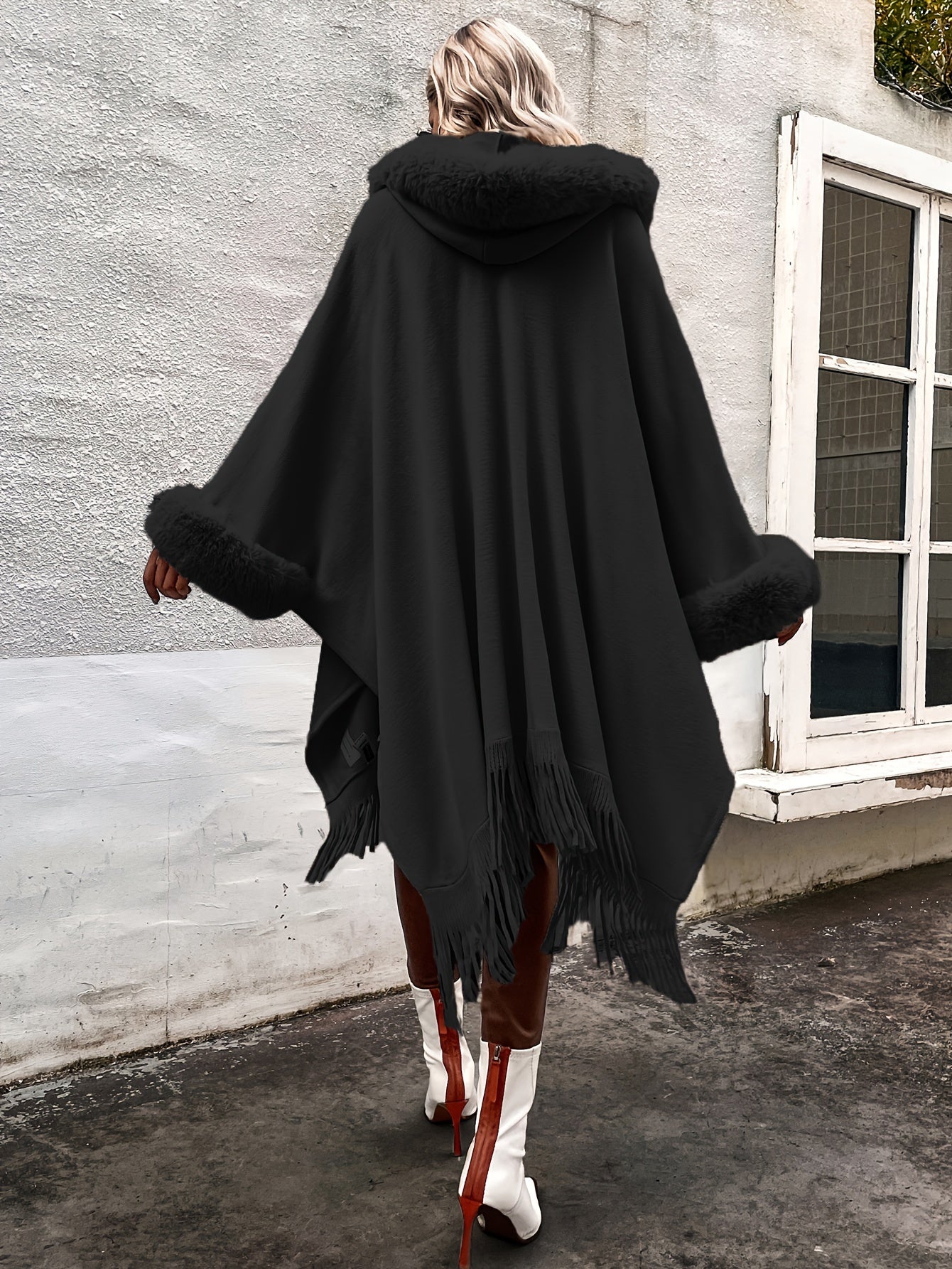 Cape mit Kunstfellbesatz und Fransen – Offene Thermo-Strickjacke (Damenmode)