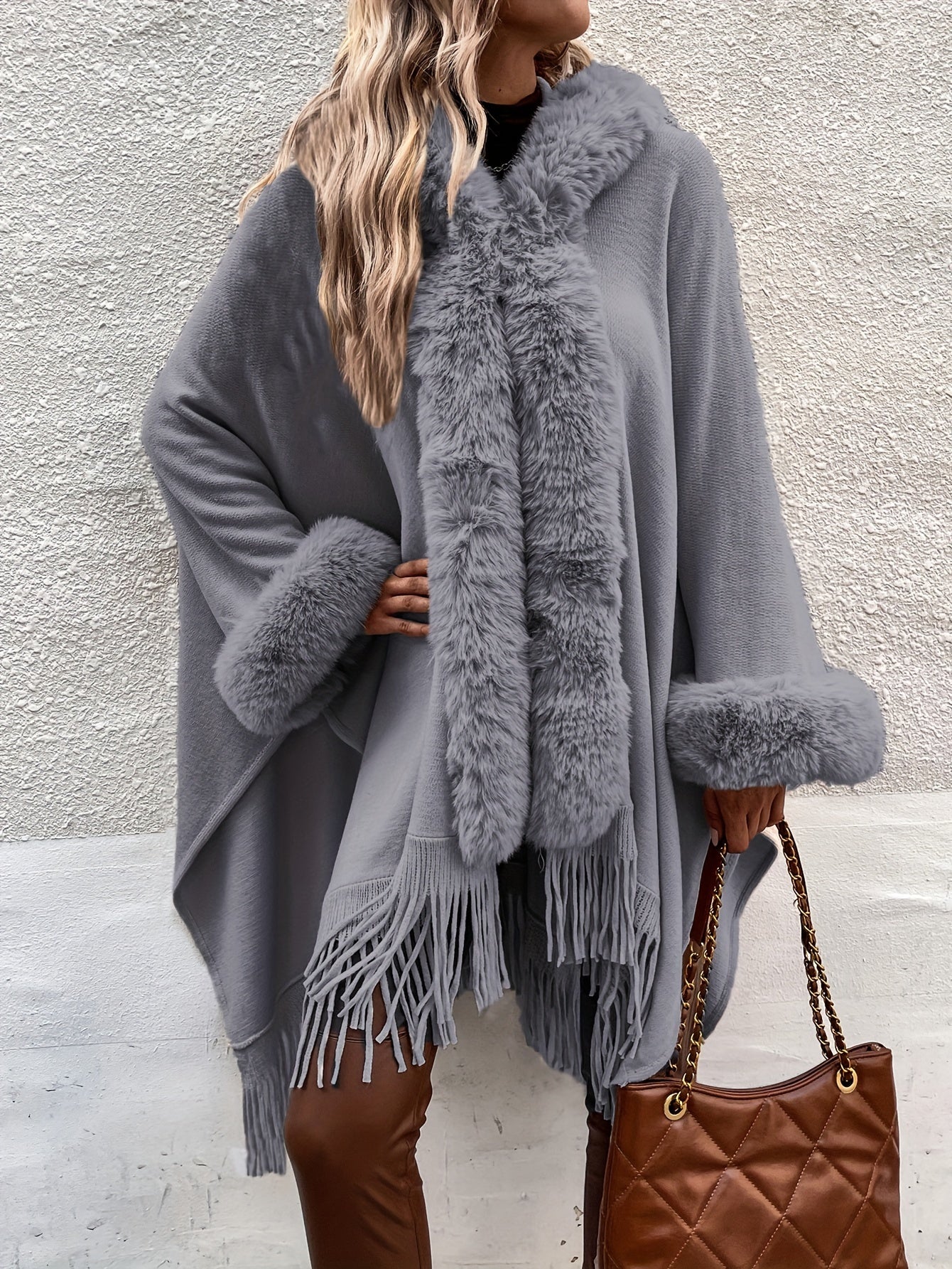 Cape mit Kunstfellbesatz und Fransen – Offene Thermo-Strickjacke (Damenmode)