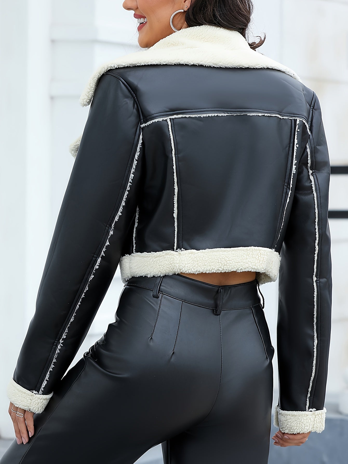 Kurz geschnittene Kunstlederjacke mit Reißverschluss, langärmelige Bikerjacke mit Reverskragen,