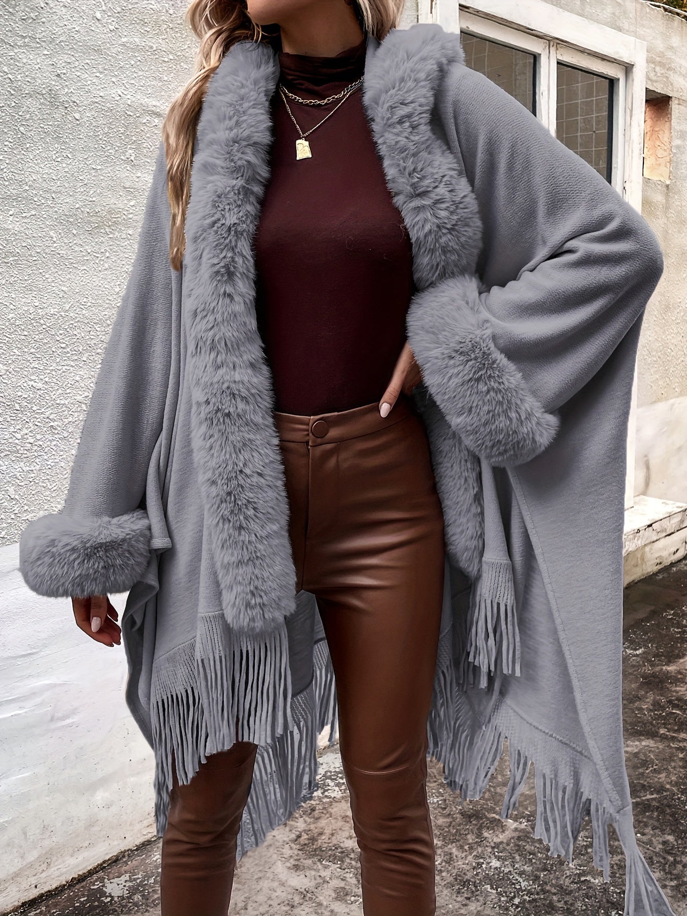 Cape mit Kunstfellbesatz und Fransen – Offene Thermo-Strickjacke (Damenmode)