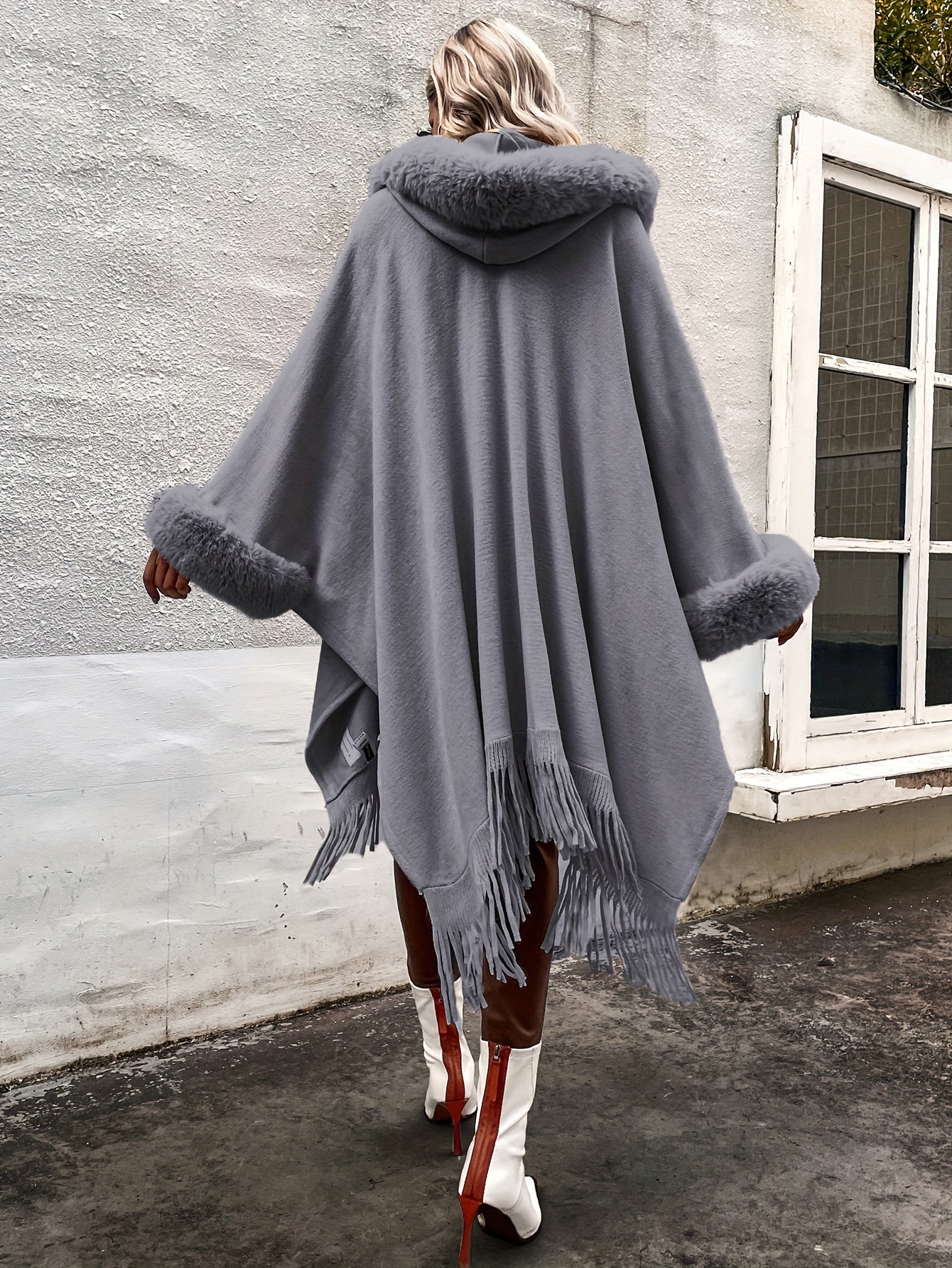 Cape mit Kunstfellbesatz und Fransen – Offene Thermo-Strickjacke (Damenmode)