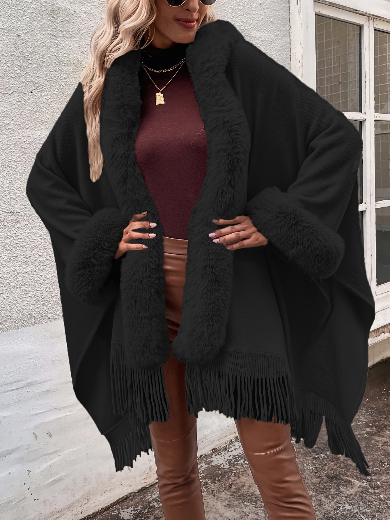 Cape mit Kunstfellbesatz und Fransen – Offene Thermo-Strickjacke (Damenmode)