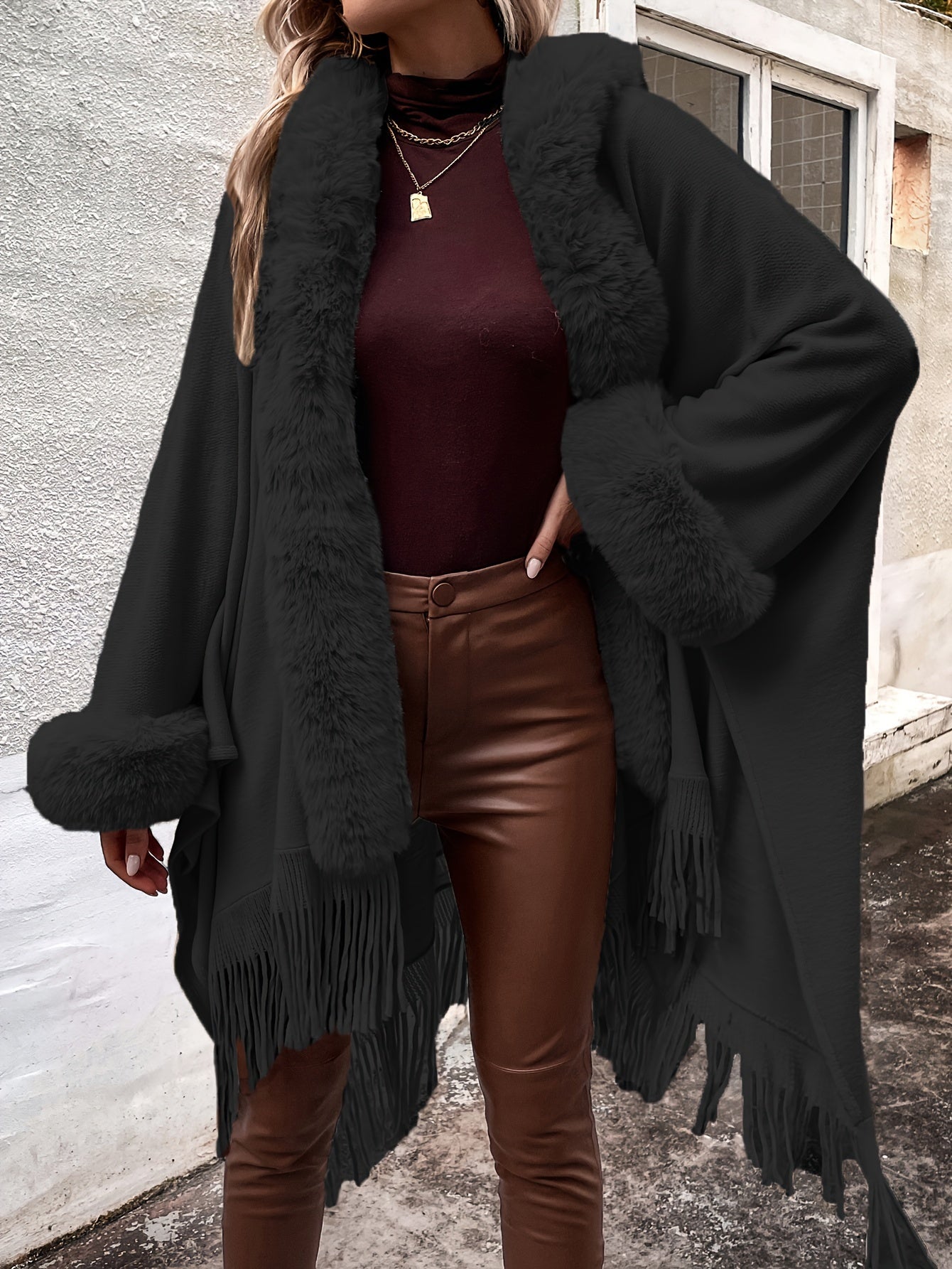 Cape mit Kunstfellbesatz und Fransen – Offene Thermo-Strickjacke (Damenmode)